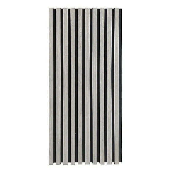 Home Deluxe Akustikpaneel SONIC - Grey Oak 6er Set - Grau, L x B x S: 2,1 cm x 40 cm x 21 mm, 6 Stk., 1,94 m² - Dieses Bild zeigt eine Akustikplatte mit hellen Holzlamellen und einem schwarzen Hintergrund, ideal für moderne Raumgestaltung.