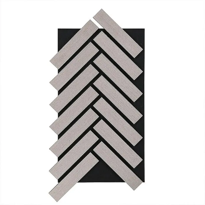 Home Deluxe Akustikpaneel VEGA Grey Oak - 3er Set - Grey Oak, L x B x S: 2,2 cm x 40,5 cm x 22 mm, 3 Stk., 0,98 m² - Das Bild zeigt ein dekoratives Paneel mit Fischgrätenmuster aus hellen Holzstäben auf einem schwarzen Hintergrund. Ein elegantes Wanddekor!