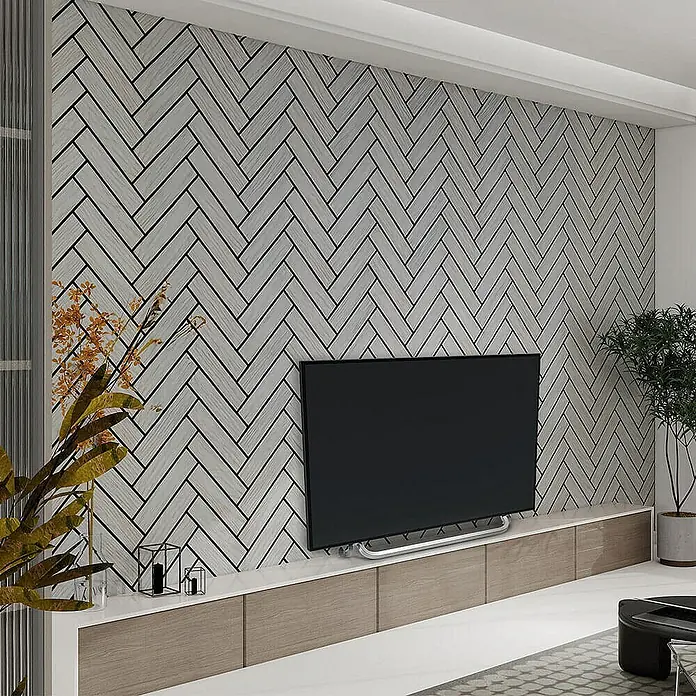 Home Deluxe Akustikpaneel VEGA Grey Oak - 9er Set - Grey Oak, L x B x S: 2,2 cm x 40,5 cm x 22 mm, 9 Stk., 2,95 m² - Elegantes Wohnzimmer mit einem modernen Flachbildfernseher auf einer stilvollen, schwebenden TV-Bank vor einer Wand mit Fischgrätenmuster.