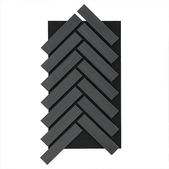 Home Deluxe Akustikpaneel VEGA Black Oak - 6er Set - Black Oak, L x B x S: 2,2 cm x 40,5 cm x 22 mm, 6 Stk., 1,96 m² - Das Bild zeigt eine Nahaufnahme einer dekorativen Wandpaneele in Fischgrätmuster-Optik auf einer dunklen, rechteckigen Basis.