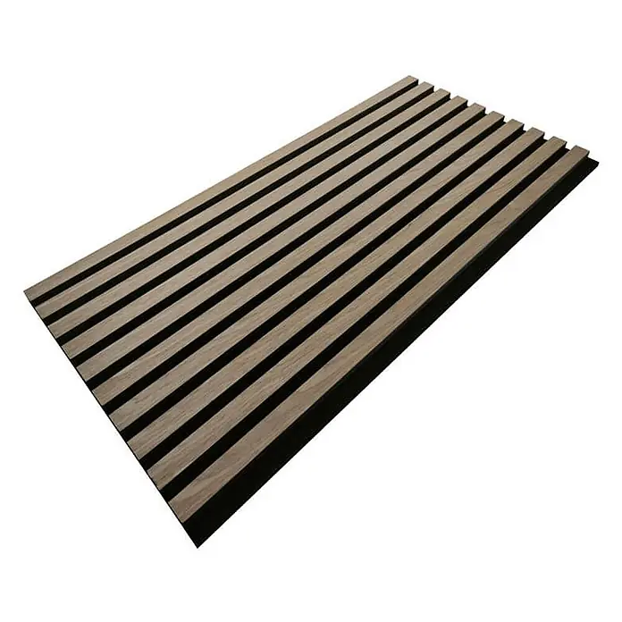 Home Deluxe Akustikpaneel SONIC Light Oak - H 240 x B 40 x T 2,1 cm - Light Oak, L x B x S: 240 cm x 2,1 cm x 21 mm, 1 Stk., 0,97 m² - Holzpaneel mit Lattenstruktur. Das Paneel besteht aus schmalen Holzlatten, die auf einer schwarzen Unterlage befestigt sind.