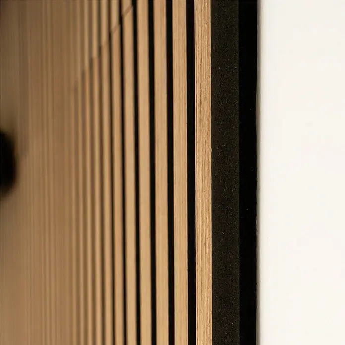 Home Deluxe Akustikpaneel SONIC - Oiled Oak 12er Set - Eiche, L x B x S: 2,2 cm x 40,5 cm x 22 mm, 12 Stk., 3,88 m² - Nahaufnahme einer Akustikwand mit Holzlatten und schwarzem Filz, die eine moderne und schallabsorbierende Lösung für Innenräume darstellt.