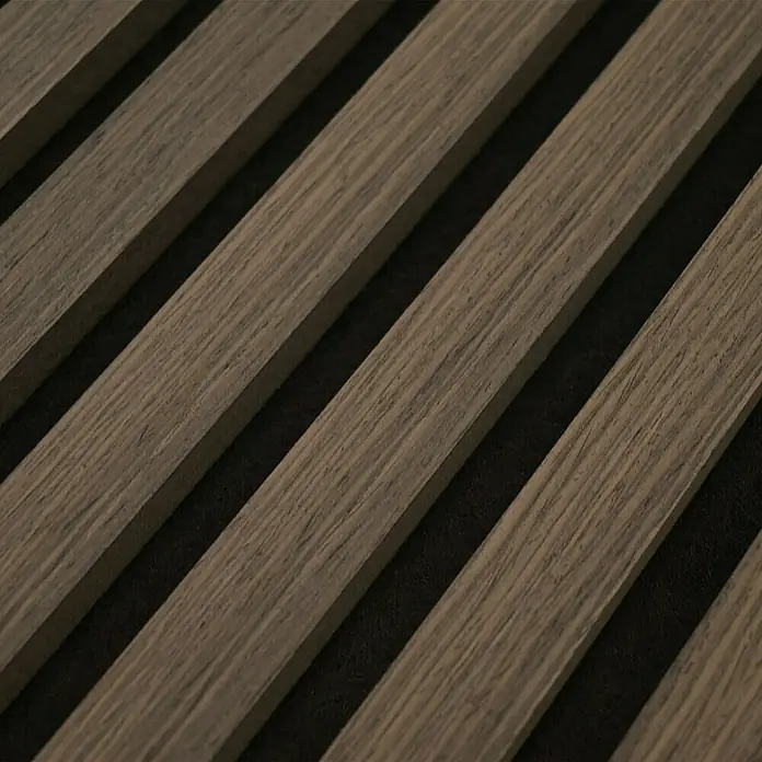 Home Deluxe Akustikpaneel SONIC - Smoked Oak 9er Set - Smoked Oak, L x B x S: 2,2 cm x 40,5 cm x 22 mm, 9 Stk., 2,91 m² - Nahaufnahme von dunklen Holzpaneelen mit Maserung, die für eine moderne Wandverkleidung oder Akzentwand verwendet werden.