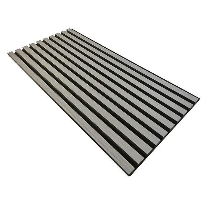 Home Deluxe Akustikpaneel SONIC - Grey Oak 9er Set - Grau, L x B x S: 2,1 cm x 40 cm x 21 mm, 9 Stk., 2,91 m² - Eine Akustikplatte mit grau gestreiften Holzlatten und einem dunklen Hintergrund für eine moderne Wandgestaltung.