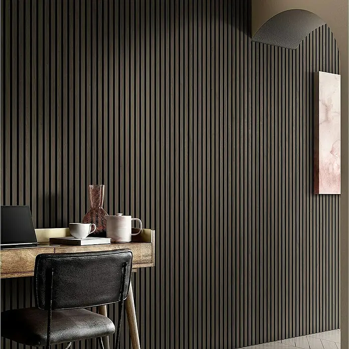 Home Deluxe Akustikpaneel SONIC Smoked Oak - H 240 x B 40 x T 2,1 cm - Smoked Oak, L x B x S: 240 cm x 2,1 cm x 21 mm, 1 Stk., 0,97 m² - Das Bild zeigt eine stilvolle Büroeinrichtung mit einer Akustikpaneelwand in dunklem Holz, die für eine angenehme Arbeitsatmosphäre sorgt.