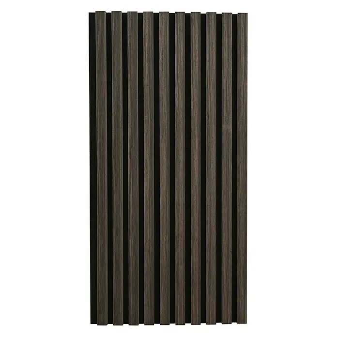 Home Deluxe Akustikpaneel SONIC Smoked Oak - H 240 x B 40 x T 2,1 cm - Smoked Oak, L x B x S: 240 cm x 2,1 cm x 21 mm, 1 Stk., 0,97 m² - Nahaufnahme einer Holzpaneelwand mit vertikalen Latten und dunklem Hintergrund. Die Wandpaneele sind aus Holz gefertigt.