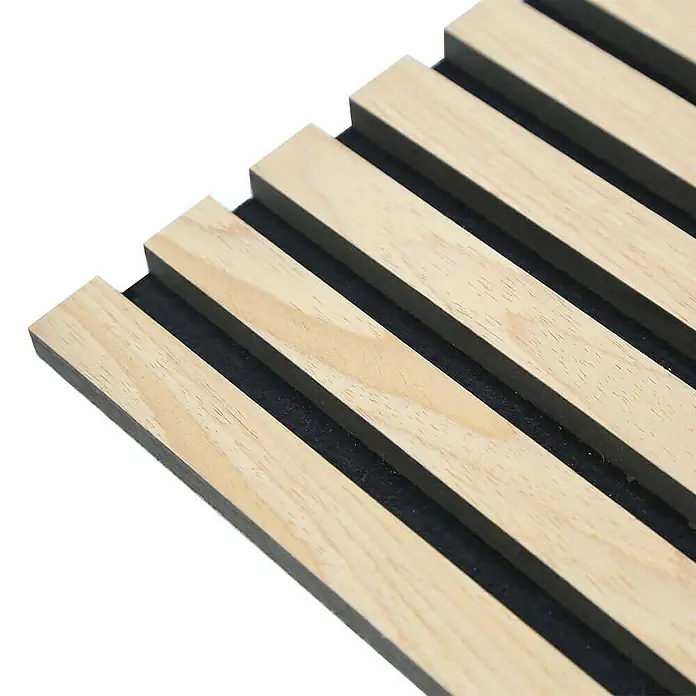 Home Deluxe Akustikpaneel SONIC - Light Oak 9er Set - Eiche Hell, L x B x S: 2,2 cm x 40,5 cm x 22 mm, 9 Stk., 2,91 m² - Nahaufnahme von Holzlattenwandpaneelen mit geraden, hellen Holzlatten und einem schwarzen Hintergrund.