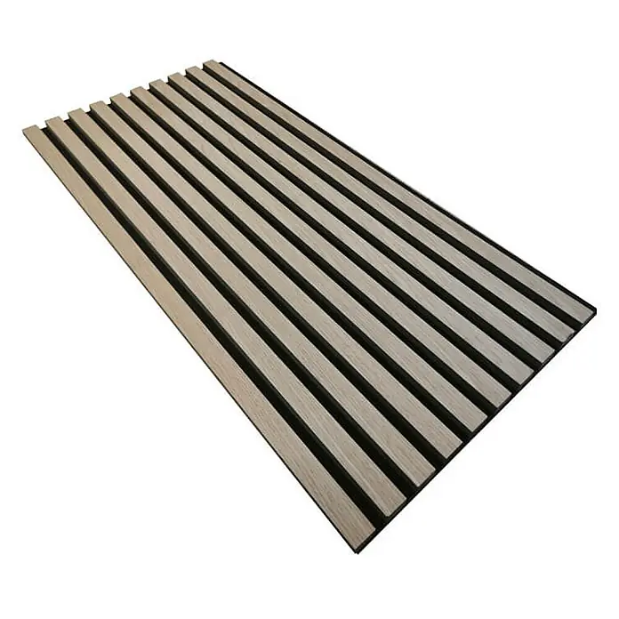 Home Deluxe Akustikpaneel SONIC - Light Oak 9er Set - Eiche Hell, L x B x S: 2,2 cm x 40,5 cm x 22 mm, 9 Stk., 2,91 m² - Dieses Bild zeigt eine Akustikplatte aus Holz mit schwarzen Streifen. Das Paneel ist für Wand- oder Deckenverkleidungen geeignet.