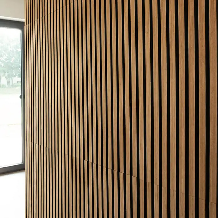 Home Deluxe Akustikpaneel SONIC - Oiled Oak 6er Set - Eiche, L x B x S: 2,2 cm x 40,5 cm x 22 mm, 6 Stk., 1,94 m² - Elegante Holzpaneelwand mit vertikalen Lamellen und schwarzen Akzenten, die eine moderne und stilvolle Raumatmosphäre schaffen.
