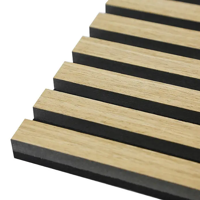 Home Deluxe Akustikpaneel SONIC - Oiled Oak 6er Set - Eiche, L x B x S: 2,2 cm x 40,5 cm x 22 mm, 6 Stk., 1,94 m² - Nahaufnahme von Akustikpaneelen mit Holzlamellen und schwarzem Filz. Schalldämmende Wandverkleidung für ein modernes Interieur.