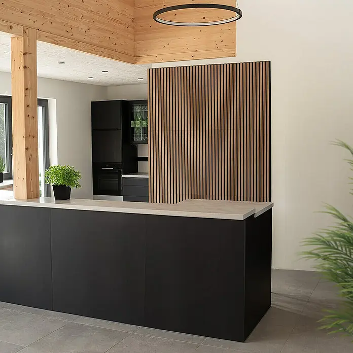 Home Deluxe Akustikpaneel SONIC - Oiled Oak 6er Set - Eiche, L x B x S: 2,2 cm x 40,5 cm x 22 mm, 6 Stk., 1,94 m² - Innenaufnahme einer modernen Küche mit einer schwarzen Kücheninsel, einer Akustikwand und Holzelementen.