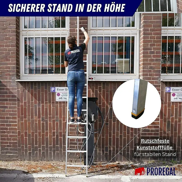 Proregal Anlegeleiter ATLAS - Anzahl Tritte: 9 Stk., Arbeitshöhe: 3.470 mm, Belastbarkeit: 150 kg, Aluminium - Eine Frau auf einer Sprossenleiter vor einem Gebäude, die für einen sicheren Stand mit rutschfesten Kunststofffüßen ausgestattet ist.