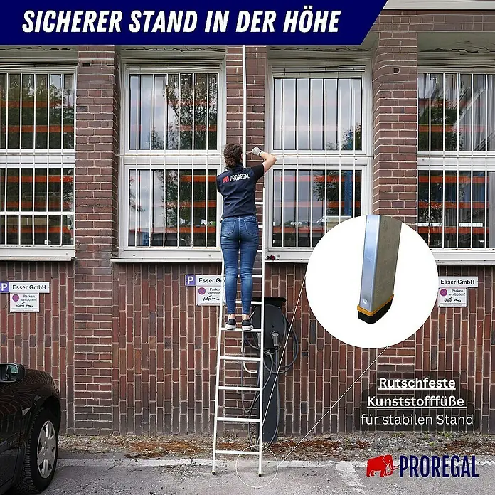 Proregal Anlegeleiter ATLAS - Anzahl Tritte: 10 Stk., Arbeitshöhe: 3.730 mm, Belastbarkeit: 150 kg, Aluminium - Eine Person benutzt eine Leiter mit rutschfesten Kunststofffüßen von PROREGAL für einen sicheren Stand in der Höhe.