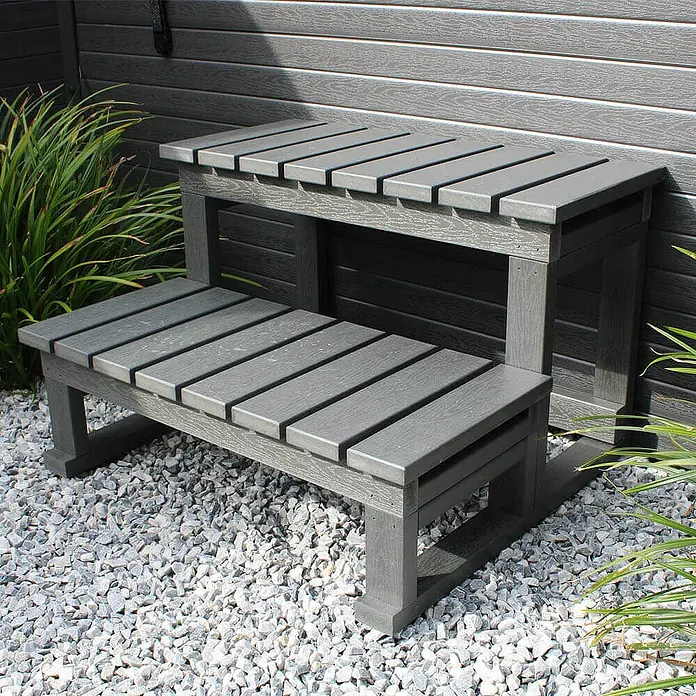 Home Deluxe Außen-Whirlpool STREAM BIG inkl. Treppe und Thermoabdeckung - 207,5 x 207,5 x 88 cm, Anthrazit, Max. Personenzahl: 5 Stk. - Graue Gartenbank aus Kunststoff mit zwei Ebenen und Lamellendesign, ideal für den Außenbereich und Entspannung.