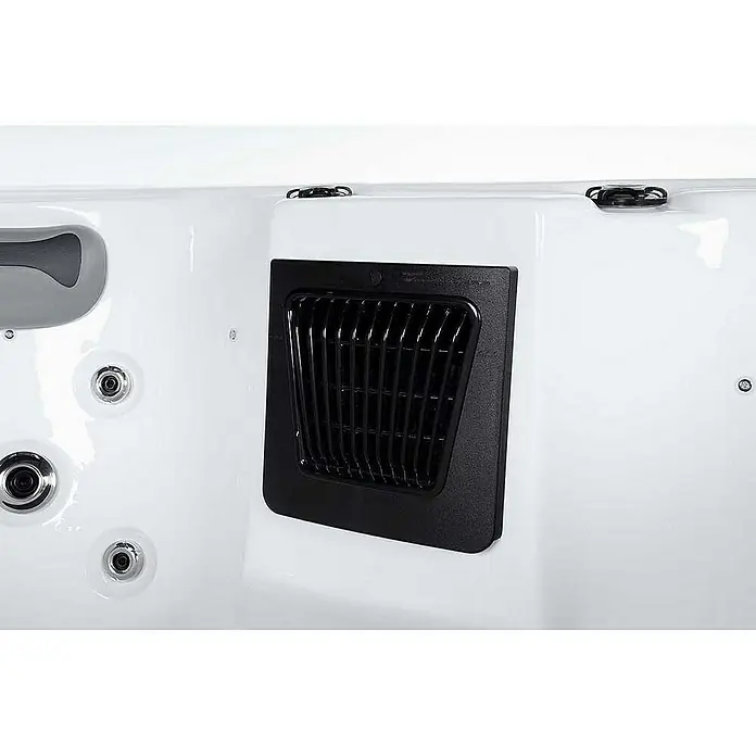 Home Deluxe Outdoor Whirlpool SEA STAR Pure -  - Detailaufnahme eines Whirlpools mit schwarzem Lüftungsgitter, das sich vom weißen Hintergrund abhebt.