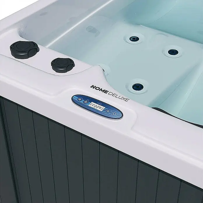Home Deluxe Außen-Whirlpool HORIZON inkl. Treppe und Thermoabdeckung - Weiß, Max. Personenzahl: 2 Stk. - Detailaufnahme eines Home Deluxe Whirlpools mit Bedienelementen und Düsen.