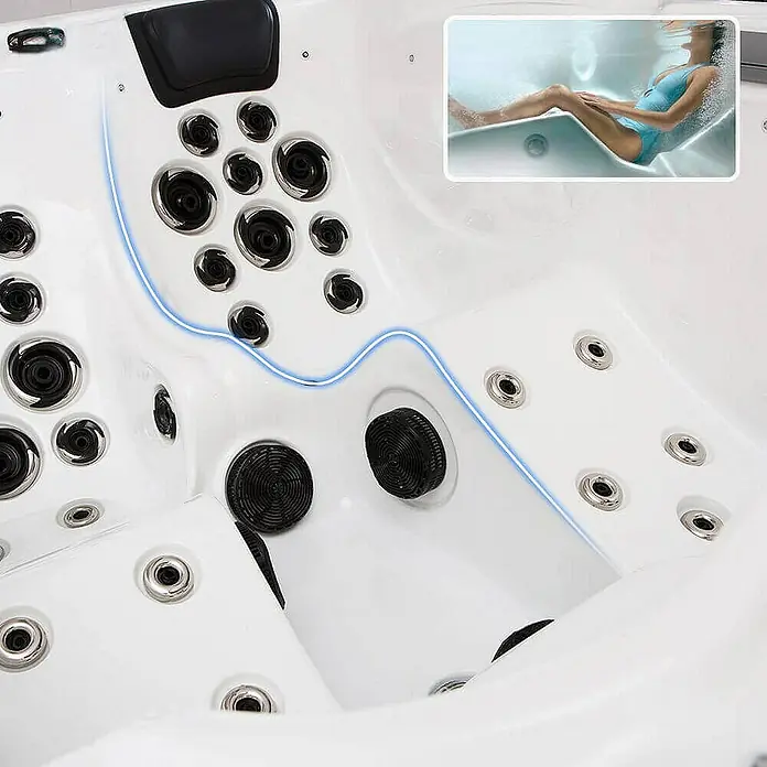 HOME DELUXE Outdoor Whirlpool BEACH Pure -  - Nahaufnahme eines Whirlpools mit vielen Düsen und einer blauen Lichtlinie, die die Form des Whirlpools betont.