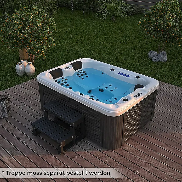 HOME DELUXE Outdoor Whirlpool BEACH Pure -  - Abbildung eines modernen Whirlpools im Garten, mit separater Treppe für einfachen Zugang.