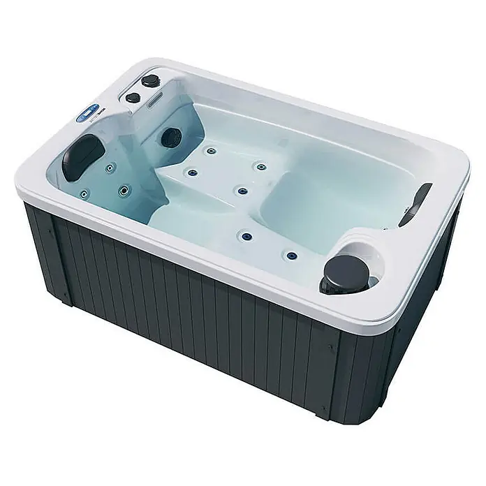 Home Deluxe Außen-Whirlpool HORIZON inkl. Treppe und Thermoabdeckung - Weiß, Max. Personenzahl: 2 Stk. - Abbildung eines rechteckigen Whirlpools mit grauer Verkleidung und weißem Rand, gefüllt mit klarem Wasser und Düsen.