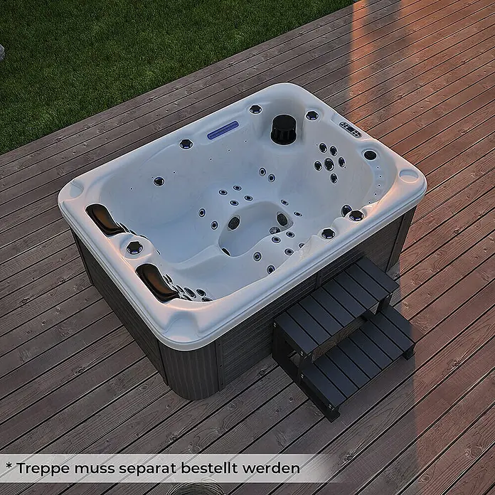 HOME DELUXE Outdoor Whirlpool BEACH Pure -  - Das Bild zeigt einen Whirlpool mit Treppe auf einer Holzterrasse. Der Whirlpool ist weiß und hat graue Verkleidungen.