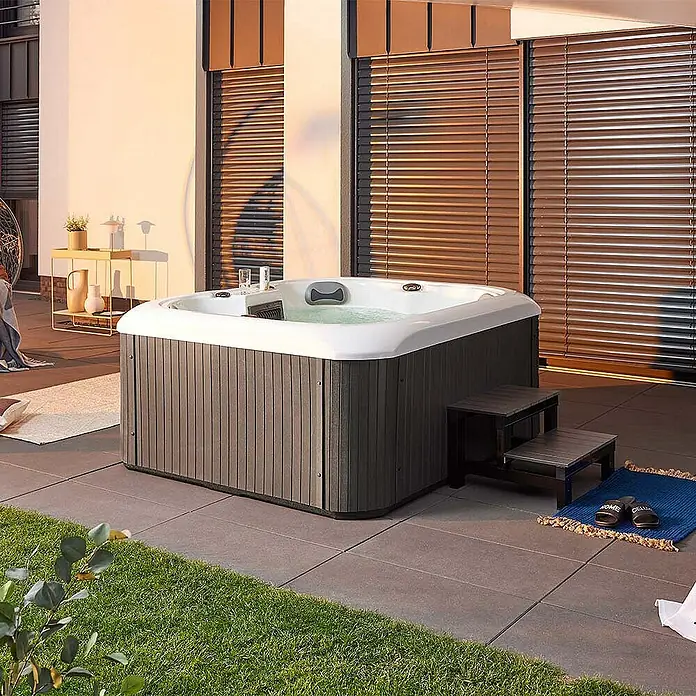 Home Deluxe Outdoor Whirlpool SEA STAR Mit Treppe und Thermoabdeckung -  - Ein luxuriöser Whirlpool im Freien mit Holzverkleidung und integrierter Treppe lädt zum Entspannen ein. Genießen Sie Wellness im eigenen Garten.