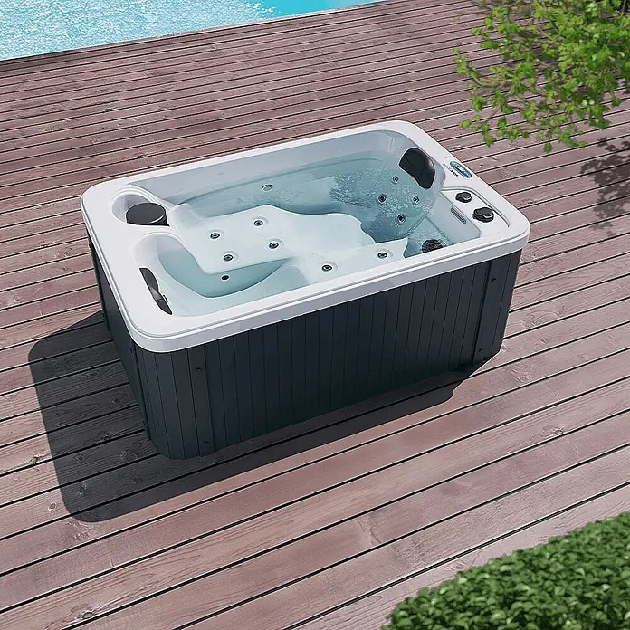 Home Deluxe Außen-Whirlpool HORIZON PURE - 115 x 175 x 70 cm, Weiß, Max. Personenzahl: 2 Stk. - Ein luxuriöser Whirlpool im Freien mit grauer Verkleidung und Holzboden. Perfekt für Entspannung und Erholung im eigenen Garten.