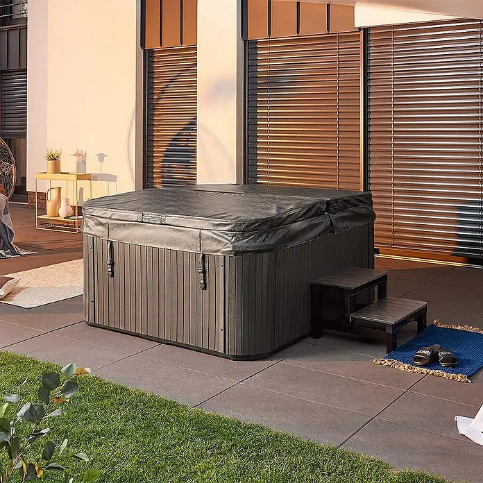 Home Deluxe Outdoor Whirlpool SEA STAR Mit Treppe und Thermoabdeckung -  - Ein luxuriöser Whirlpool mit Abdeckung und Treppe steht auf einer Terrasse. Perfekt für Entspannung im Freien.