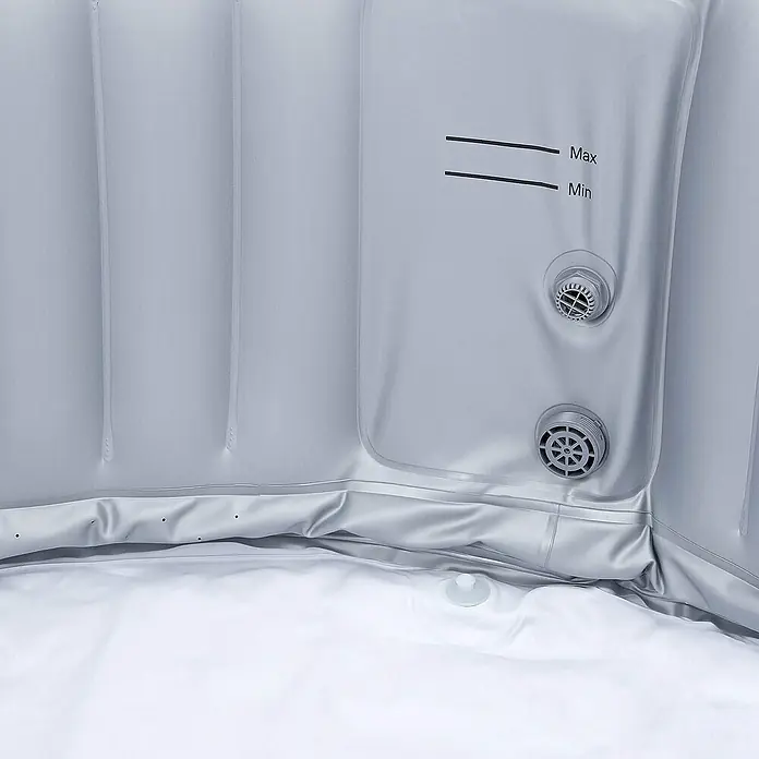 Home Deluxe Außen-Whirlpool SPLASH inkl. Abdeckung - 208 x 208 x 65 cm, Grau, Max. Personenzahl: 6 Stk. - Detailansicht eines aufblasbaren Whirlpools mit Füllstandsanzeige und Ventilen. Einladend für entspannende Momente.