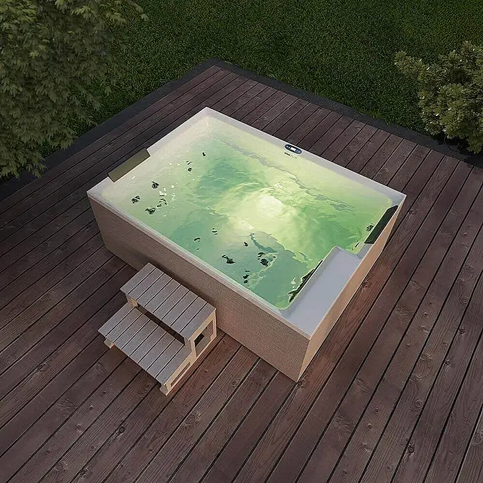 Home Deluxe Außen-Whirlpool NIMBUS DELUXE inkl. Treppe und Thermoabdeckung - Weiß, Max. Personenzahl: 2 Stk. - Hochwinkelaufnahme eines rechteckigen Whirlpools mit Holzverkleidung und Trittstufen auf einer Holzterrasse im Freien.
