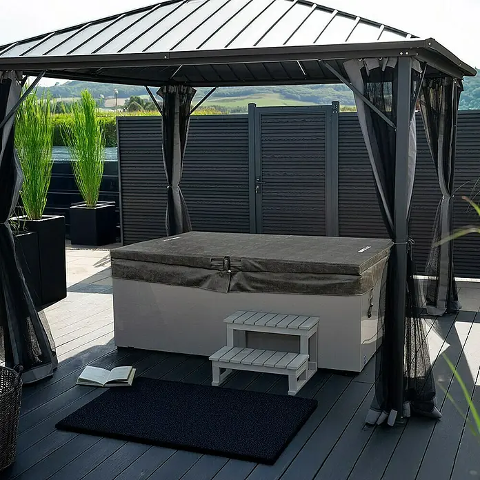 Home Deluxe Außen-Whirlpool NIMBUS DELUXE inkl. Treppe und Thermoabdeckung - Weiß, Max. Personenzahl: 2 Stk. - Abdeckung und Treppe eines Whirlpools unter einem Pavillon. Die Whirlpool-Abdeckung schützt den Pool und die Treppe erleichtert den Einstieg.
