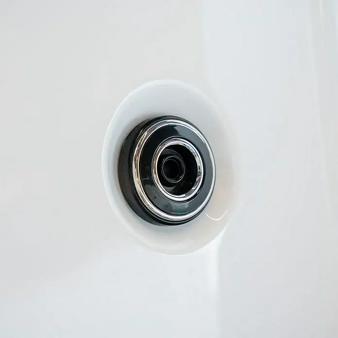 Home Deluxe Außen-Whirlpool NIMBUS PURE - Weiß, Max. Personenzahl: 2 Stk. - Nahaufnahme einer Whirlpool-Düse, die ein entspannendes Badeerlebnis verspricht. Das elegante Design fügt sich nahtlos in die Badewanne ein.