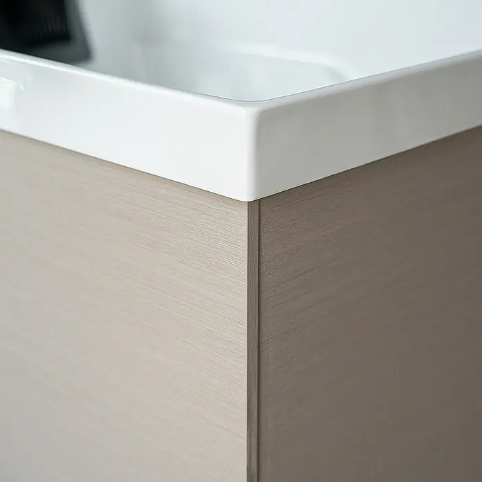 Home Deluxe Außen-Whirlpool NIMBUS PURE - Weiß, Max. Personenzahl: 2 Stk. - Eckansicht eines Badezimmerschranks mit weißem Waschbecken. Das Holzdesign ist hell und modern.