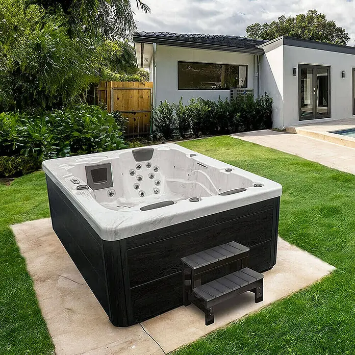 Home Deluxe Outdoor Whirlpool WHITE MARBLE Mit Treppe und Thermoabdeckung -  - Luxuriöser Whirlpool mit Treppe auf einer Terrasse. Der Whirlpool ist schwarz und weiß und bietet Platz für mehrere Personen.