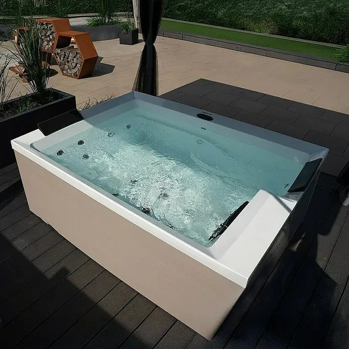 Home Deluxe Außen-Whirlpool NIMBUS DELUXE PURE - 190 x 140 x 70 cm, Weiß, Max. Personenzahl: 2 Stk. - Nahaufnahme eines rechteckigen Whirlpools mit beigefarbenen Paneelen und klarem, wirbelndem Wasser auf einer dunklen Holzterrasse.