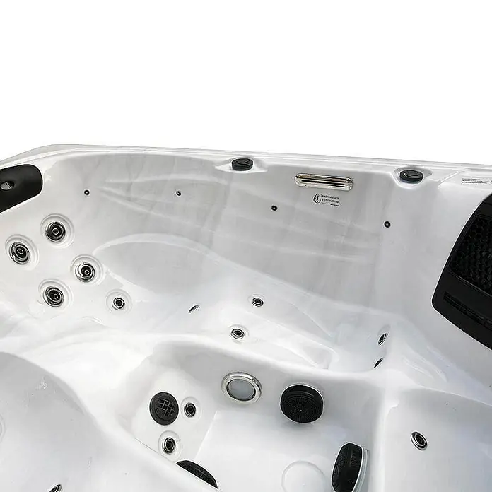 Home Deluxe Außen-Whirlpool SUNSET PURE - Anthrazit, Max. Personenzahl: 3 Stk. - Detailaufnahme eines Whirlpools mit weißen Acrylverkleidungen, Düsen und Bedienelementen.