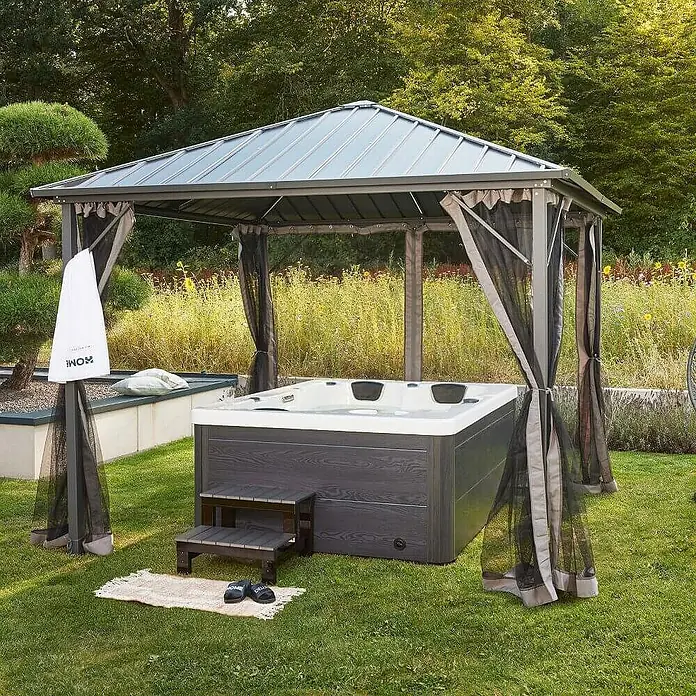 Home Deluxe Outdoor Whirlpool WHITE MARBLE Mit Treppe und Thermoabdeckung -  - Ein Whirlpool unter einem Pavillon mit Vorhängen und Treppe. Die Leinwand und die Handtücher sind im Lieferumfang enthalten.