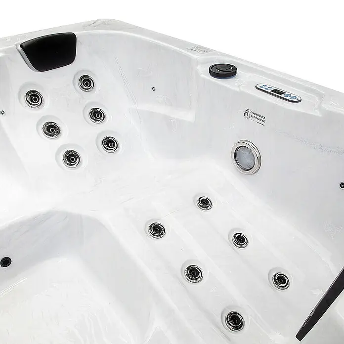 Home Deluxe Outdoor Whirlpool WHITE MARBLE Mit Treppe und Thermoabdeckung -  - Detailaufnahme eines Whirlpools mit Düsen, Kopfstütze und Bedienelementen. Die glatte, weiße Oberfläche lädt zum Entspannen ein.