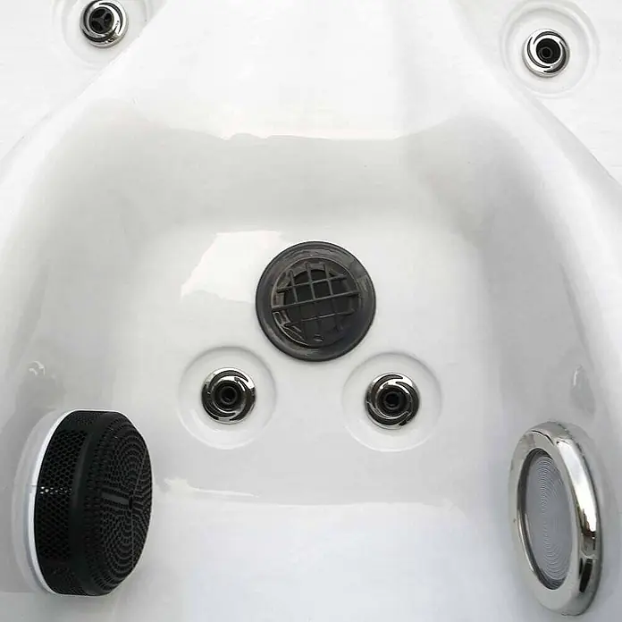 Home Deluxe Außen-Whirlpool SUNSET PURE - Anthrazit, Max. Personenzahl: 3 Stk. - Nahaufnahme eines Whirlpools mit Düsen und Lautsprecher. Das Design ist modern und die Oberflächen sind sauber.