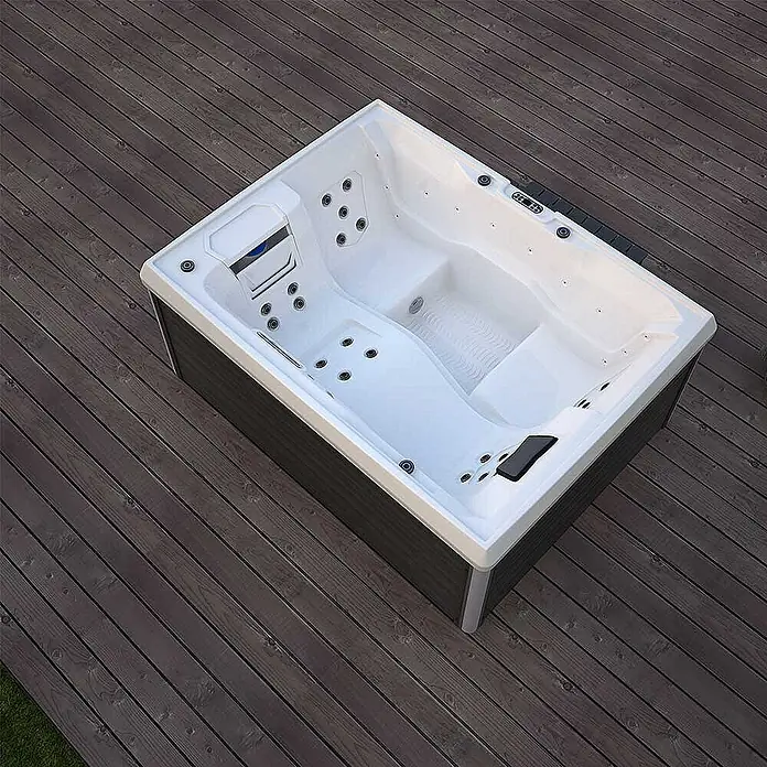 Home Deluxe Außen-Whirlpool STREAM inkl. Treppe und Thermoabdeckung - Anthrazit, Max. Personenzahl: 3 Stk. - Modernes, rechteckiges Jacuzzi-Modell für den Außenbereich, eingebettet in eine Holzterrasse. Perfekt für Entspannung.