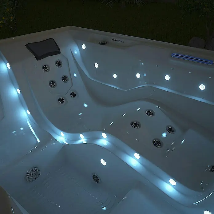 Home Deluxe Außen-Whirlpool STREAM inkl. Treppe und Thermoabdeckung - Anthrazit, Max. Personenzahl: 3 Stk. - Das Bild zeigt einen Whirlpool von Home Deluxe mit stimmungsvoller Beleuchtung, ideal für entspannende Momente im Freien.