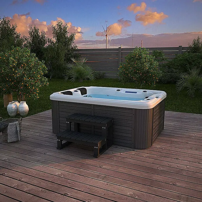 Home Deluxe Outdoor Whirlpool BEACH Mit Treppe und Thermoabdeckung -  - Luxuriöser Whirlpool im Freien mit praktischer Treppe, umgeben von üppigem Grün und einem idyllischen Garten.
