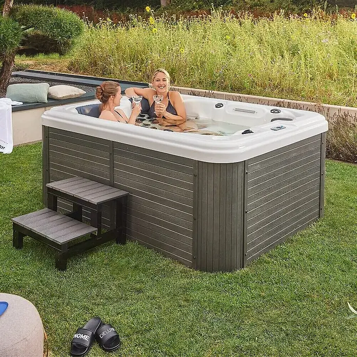 Home Deluxe Outdoor Whirlpool BEACH Mit Treppe und Thermoabdeckung -  - Entspannen Sie im luxuriösen Whirlpool mit stilvoller Verkleidung und bequemen Stufen. Genießen Sie Wellness im eigenen Garten.