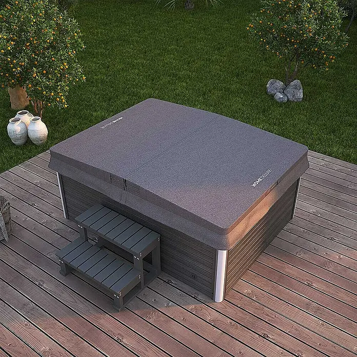 Home Deluxe Außen-Whirlpool STREAM inkl. Treppe und Thermoabdeckung - Anthrazit, Max. Personenzahl: 3 Stk. - Luxuriöser Home Deluxe Whirlpool mit Abdeckung und Treppe auf einer Holzterrasse im Garten.