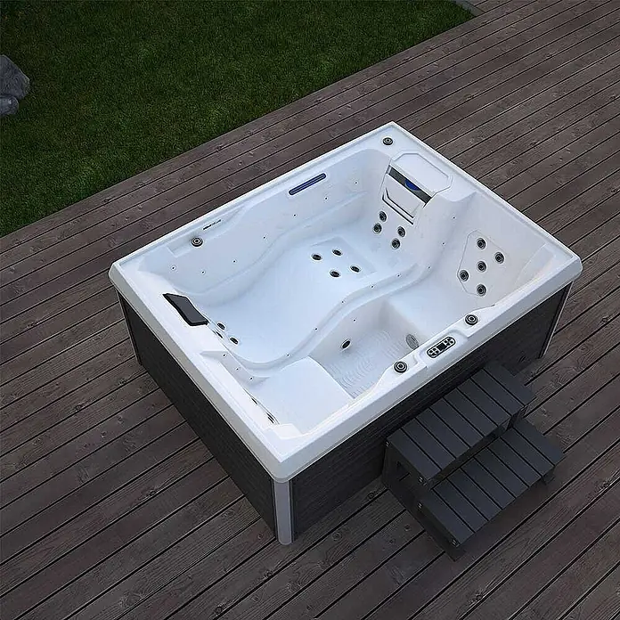 Home Deluxe Außen-Whirlpool STREAM inkl. Treppe und Thermoabdeckung - Anthrazit, Max. Personenzahl: 3 Stk. - Elegantes Hot Tub auf Holzterrasse. Das moderne Design mit Treppe lädt zum Entspannen ein.
