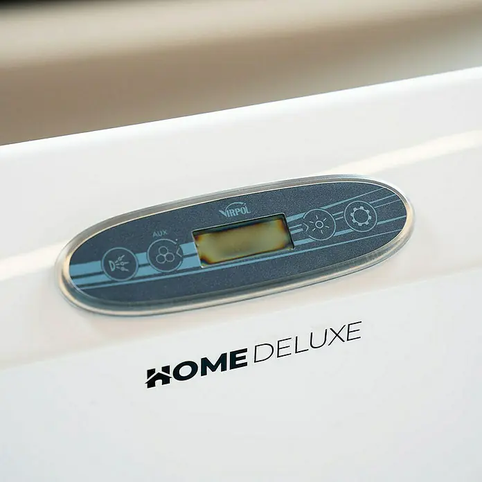 Home Deluxe Außen-Whirlpool NIMBUS inkl. Treppe und Thermoabdeckung - Weiß, Max. Personenzahl: 2 Stk. - Nahaufnahme eines Home Deluxe Whirlpools mit Bedienfeld und Display.