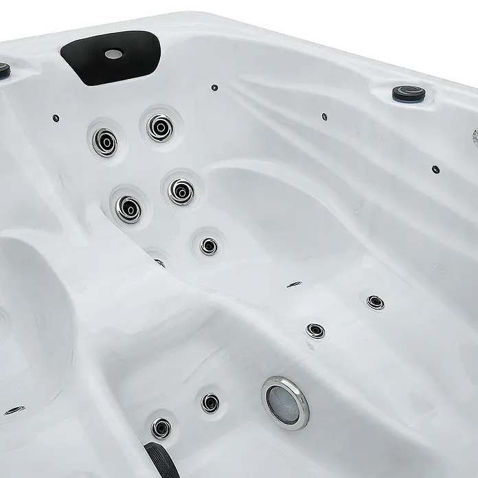 Home Deluxe Außen-Whirlpool SUNSET inkl. Treppe und Thermoabdeckung - Weiß, Max. Personenzahl: 3 Stk. - Nahaufnahme eines Whirlpools mit Düsen und Kopfstütze. Der Whirlpool ist in Weiß gehalten und wirkt sehr einladend.
