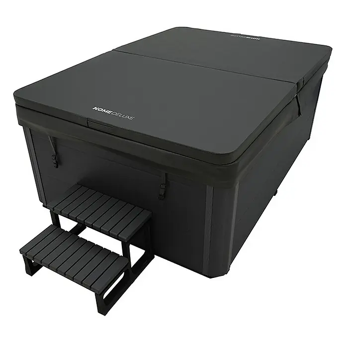 Home Deluxe Außen-Whirlpool SUNSET inkl. Treppe und Thermoabdeckung - Weiß, Max. Personenzahl: 3 Stk. - Ein Home Deluxe Whirlpool mit grauer Abdeckung und Treppe, ideal für Entspannung im eigenen Garten.