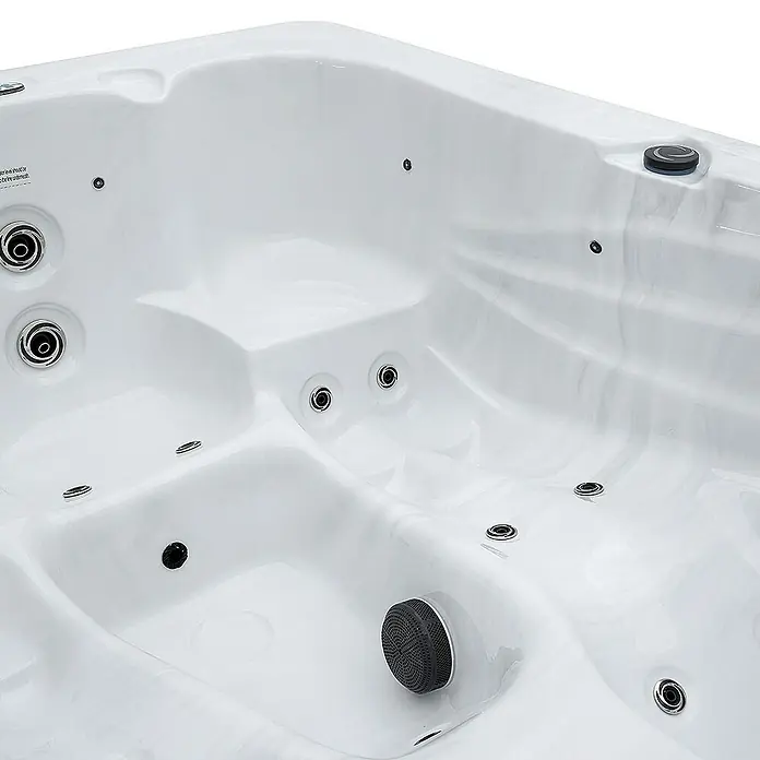 Home Deluxe Außen-Whirlpool SUNSET inkl. Treppe und Thermoabdeckung - Weiß, Max. Personenzahl: 3 Stk. - Nahaufnahme eines weißen Whirlpools mit mehreren Düsen und ergonomischen Sitzen für entspannende Momente.