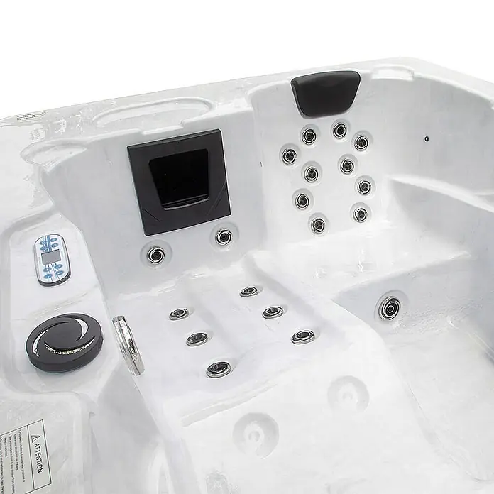 HOME DELUXE - Outdoor Whirlpool WHITE MARBLE PURE - 210 x 160 cm für 3 Personen | Ausstattung: Pure -  - Nahaufnahme eines weißen Whirlpools mit Bedienelementen, Düsen und Kopfstütze für entspannende Momente.