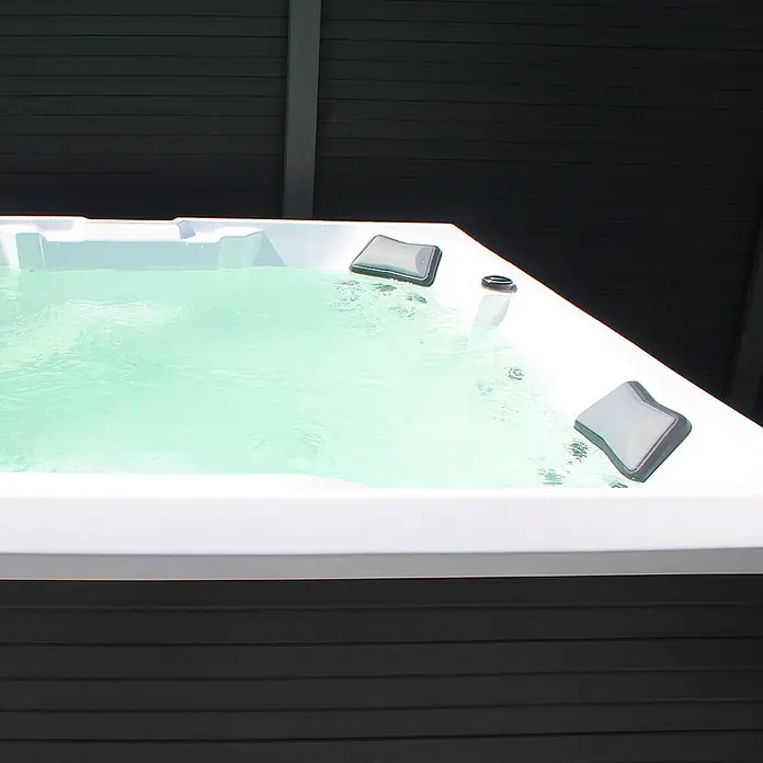 Home Deluxe Außen-Whirlpool STREAM BIG PURE - Anthrazit, Max. Personenzahl: 5 Stk. - Nahaufnahme eines luxuriösen Whirlpools mit klarem, blauem Wasser und bequemen Kopfstützen. Ideal für Entspannung und Wellness im eigenen Garten.
